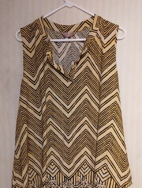 SJS Chevron V‑Neck Sleeveless Top in Yellow and Black